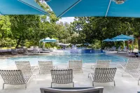 Group Family Suite Tambuli Residences 1-Bedroom, Sleeps up to 6 by Dominik Pool Balcony Mactan - สระว่ายน้ำแบบอินฟินิตี้