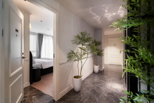 AMANA Boutique Hotel - Than Van Nhiep Отели рядом с достопримечательностью «Phap Viện Minh Dang Quang»