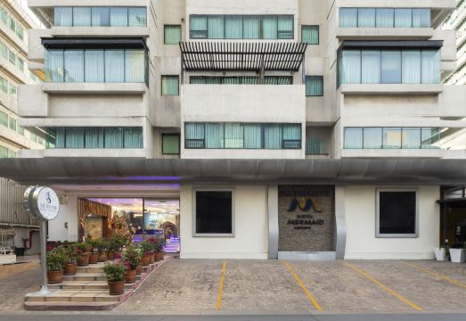 호텔 머메이드 방콕의 다채로운 외관이나 로비 이미지