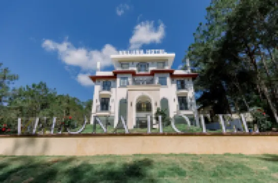 曼登韋魯納酒店