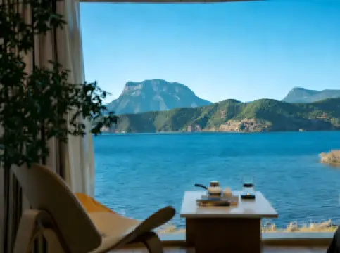 Lugu Lake Front Lake·Yueyao Lakeview Resort Hotel