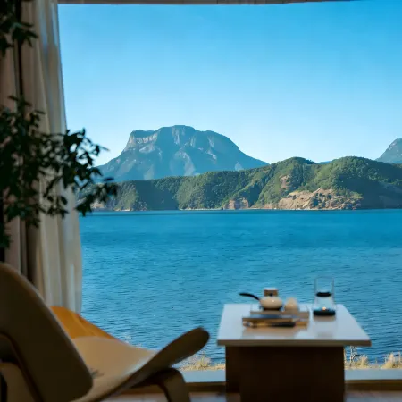 Lugu Lake Front Lake·Yueyao Lakeview Resort Hotel