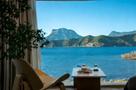 Lugu Lake Front Lake·Yueyao Lakeview Resort Hotel