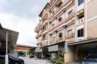 RedDoorz Plus near Mall Sunter Hotels in North Jakarta