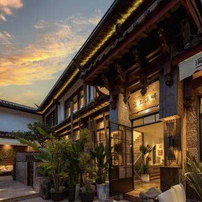 雲上溪畔·Serene Villa侘寂花園庭院（四方街店） 大石橋附近的飯店