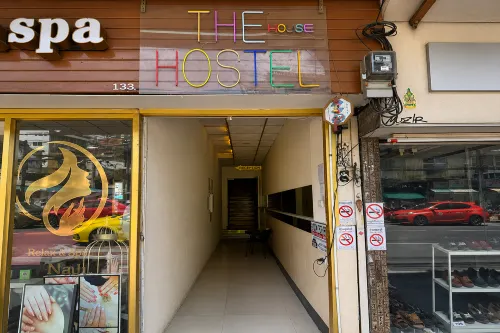 The House Hostel - Hostales