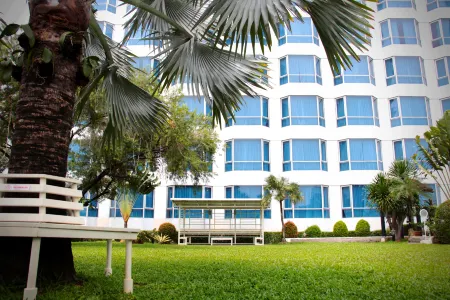 Millennium Hotel Sirih Jakarta Отели рядом с достопримечательностью «Централна джамия на Мънтенг»