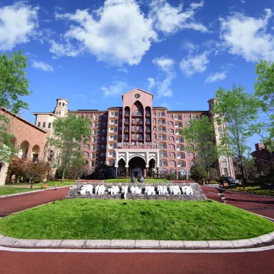 Tianyi Fangcaodi Holiday Hotel Hotels near Three Natural Bridges