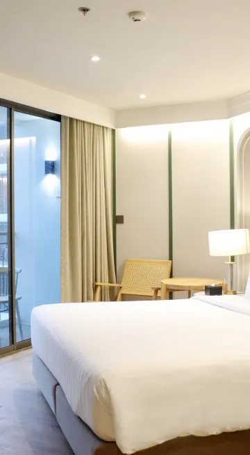 ห้องพักซูพีเรียสระว่ายน้ำพร้อมระเบียง, เตียงคิงไซส์