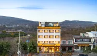 Moon watching Mountains Hotels in Yuzhou