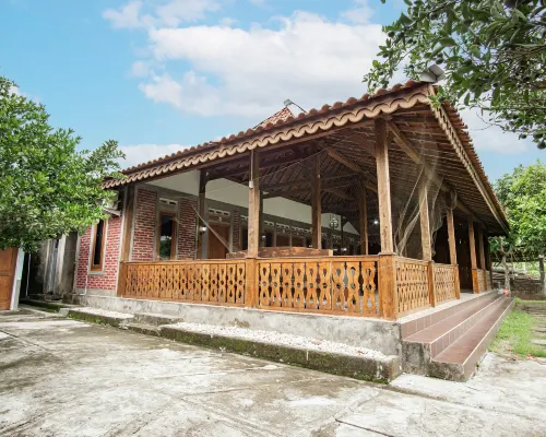 Joglo Ndalem Sabine Syariah Hotels in Piyungan