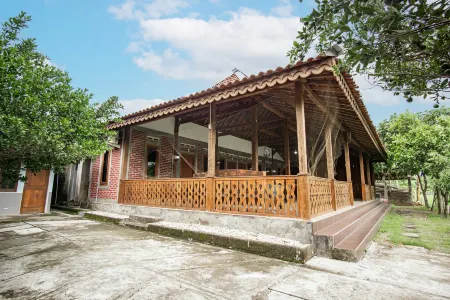Joglo Ndalem Sabine Syariah Отели в г. Bantul Regency