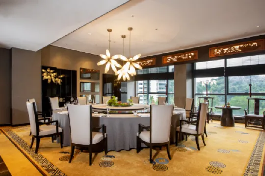 New Century Grand Hotel Tonglu Отели рядом с достопримечательностью «Qilin Commercial Plaza»