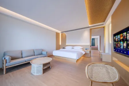 Cloud Built Banshan Pond Scene Hotel