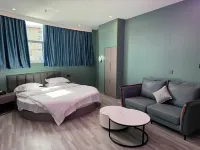 Qian Hotel (Qingcheng County North District Plaza) - parking