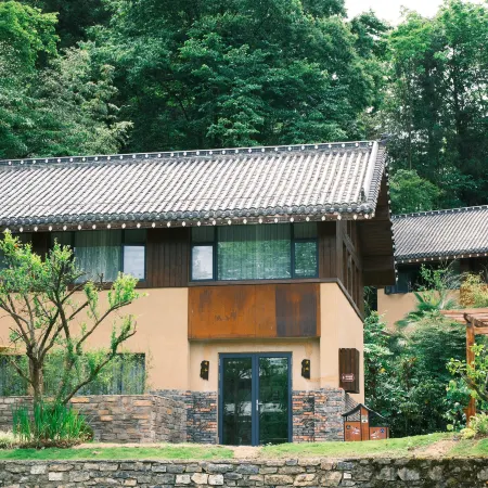 LiChuan BaiQueshan Residential hostal