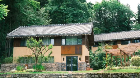 LiChuan BaiQueshan Residential hostal Отели рядом с достопримечательностью «Tenglong Cave Scenic Area»