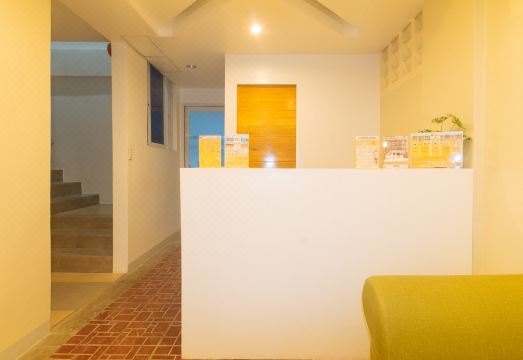 RedDoorz @ EBM One Building 근처 생활 편의시설