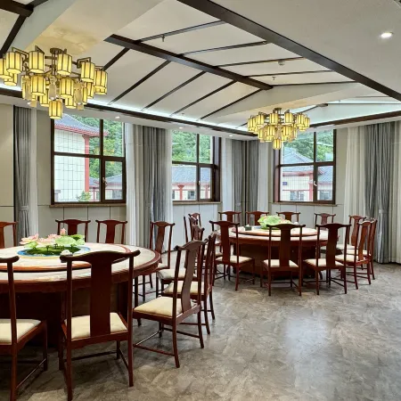 Linjiang Baiwang Longyue Hotel