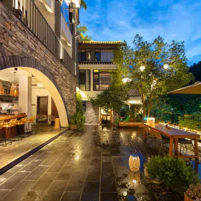 Phoenix Reed Crossing Courtyard Riverview Homestay (Fenghuang Ancient Town Tuojiang Branch) Hotels near Nanhuashan National Forest Park