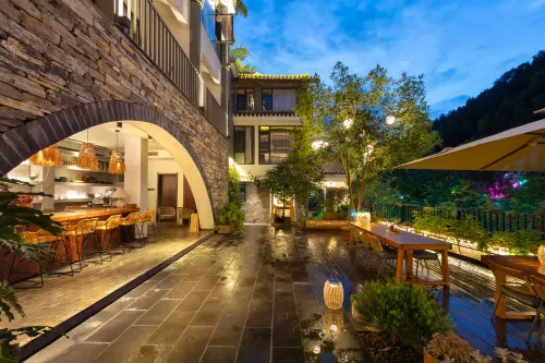Phoenix Reed Crossing Courtyard Riverview Homestay (Fenghuang Ancient Town Tuojiang Branch) - بار