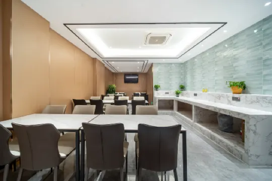 Yizhi Hotel (Urumqi Hotan 2nd Street) Отели рядом со станцией Wulumuqi South Railway Station