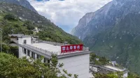 Encounter · Yunshanju · Hiker | Rizhao Jinshan·Meisu (Tiger Leaping Gorge Store) Hotels near Hutiao Stone