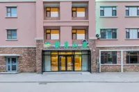 Jiyue Mountain Residence Hotel (Changbai Mountain North Slope Distribution Center) - parking