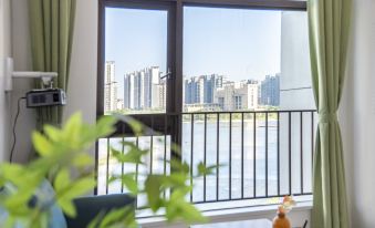 Yuanzhu Qingju | Lakeside · View 180° Lake Scenery · Cinema Homestay (Jinwan Huafa Business Center)
