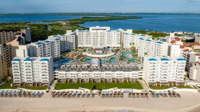 Hilton Cancun Mar Caribe All-Inclusive Resort Hotel dekat Playa Linda
