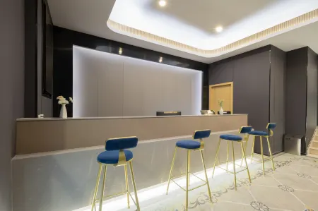 Free Hotel (Shanghai Bailian Central Shopping Plaza ) Отели рядом с достопримечательностью «Zhenru Ancient Town»