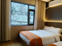 Xiao Sanjie Homestay (Kangding Love Song Square Liuyo City Branch)