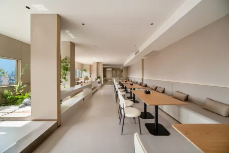 Hanxiyuan Hotel (Guanghan Yinzuo Bailun Night Market) Отели рядом с достопримечательностью «Guanghan Branch， Civil Aviation Flight University of China»