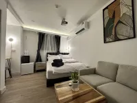 The White Den Sukhumvit 44