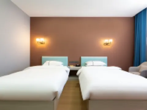Pearl Holiday Inn Tashkurgan Plateau Hotels near Khunjerab Port