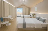 Northwest Wind · Desert Hostel Cluster Hotel