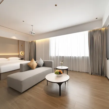 Poltton International Apartment (Zhanjiang Wuchuan New World Plaza Branch)