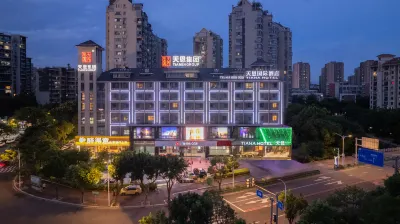 TIANA HOTEL Отели рядом с достопримечательностью «Площадь Хирун»