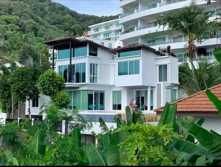 รูปภาพของวิลล่าเบเวอร์ลี่ สระว่ายน้ำส่วนตัวแบบอินฟินิตี้ พร้อมวิวทะเล ใกล้หาดกะตะ