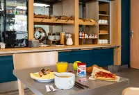 B&B Hotel Saint-Etienne Monthieu - breakfast
