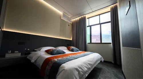 Canyon Homestay (Zhenfeng Xiaohuajiang)