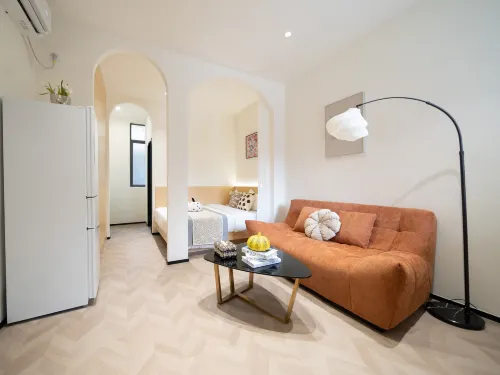 Yiju Light Luxury Apartment
