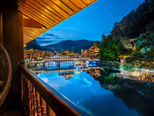 Fenghuang Shanjianxishui Courtyard Inn - Inns