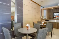 RedDoorz Plus Near Hotel Benua Kendari - parking