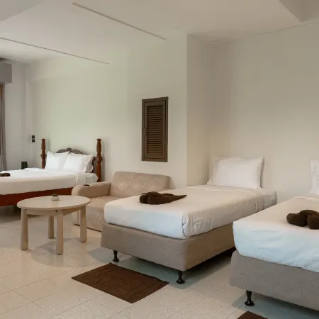 Deedee Home Hotel