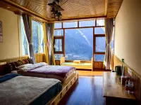 Cat in Yubeng Snow Mountain View Guesthouse