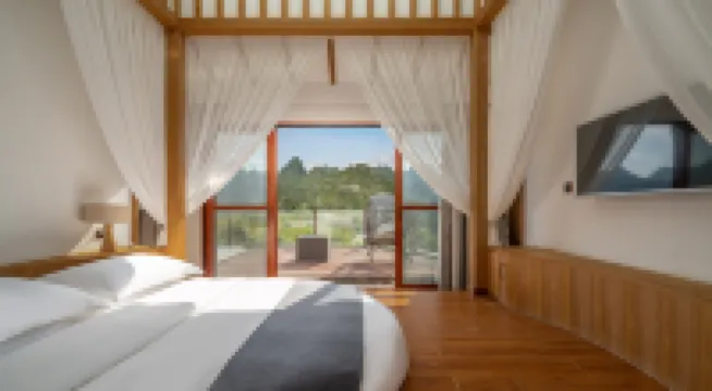 Xingyi Wanfenglin Yuejingwan Hotel