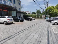 Miluo Hotel (Jingmen Wanda Plaza) - parking