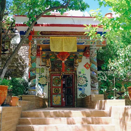 FlowerFields Bar&Cafe&Guesthouse