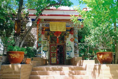 FlowerFields Bar&Cafe&Guesthouse Отели в г. Даньба